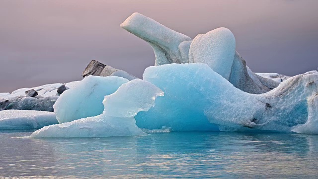 冰山漂浮在Jokulsarlon泻湖上视频素材