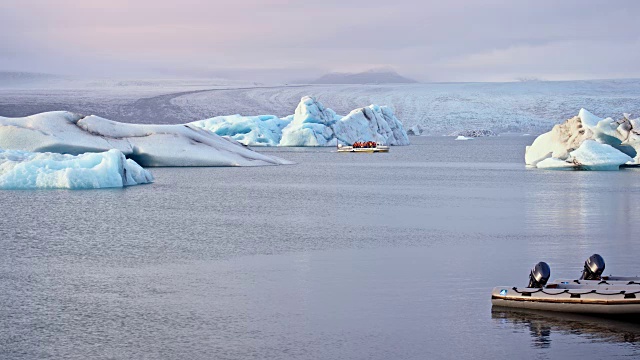 游客在船上探索Jokulsarlon泻湖视频素材