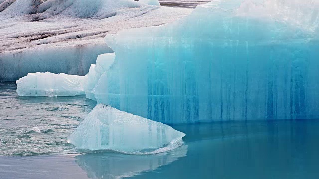 冰山在Jokulsarlon泻湖视频素材