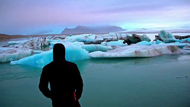 Jokulsarlon礁湖岸边的人视频素材