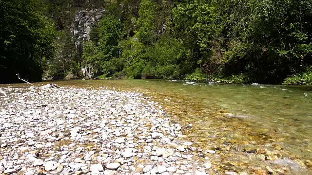 有饮用水的山河视频素材