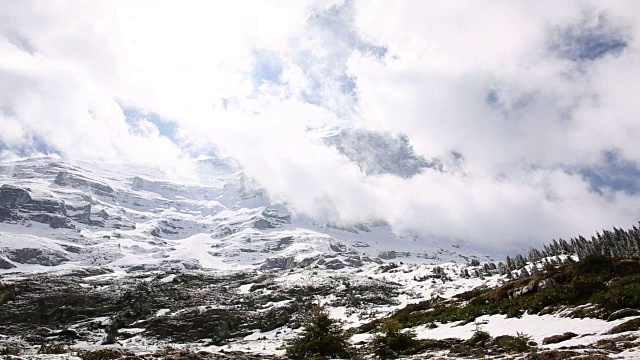 时间流逝的观点，云旋转过去雪山视频素材