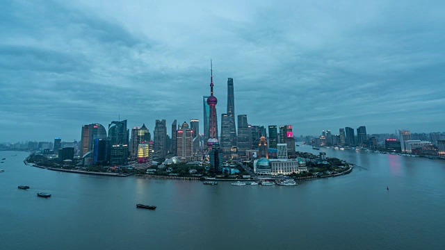 时间流逝，上海从白天到夜晚的过渡视频素材