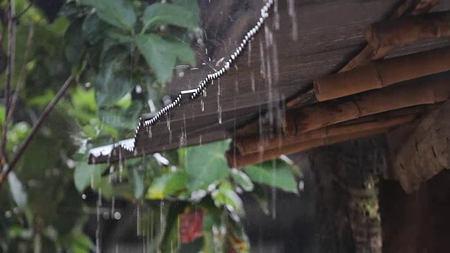 雨水从屋顶上落下视频素材