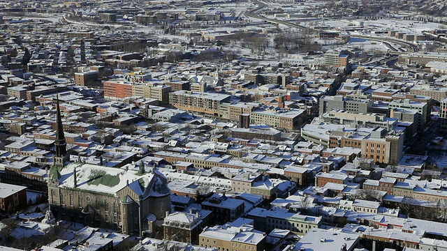 魁北克市，一座雄伟的教堂围绕着白雪覆盖的屋顶视频素材