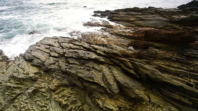 平静的海浪拍打着多岩石的海岸视频素材