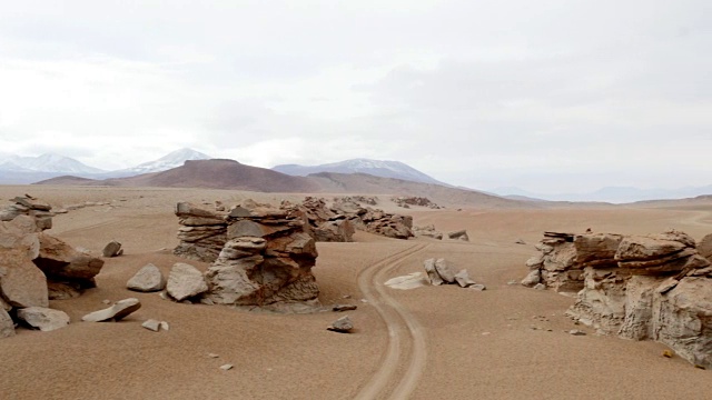 平移拍摄的岩石山谷在玻利维亚沙漠视频素材