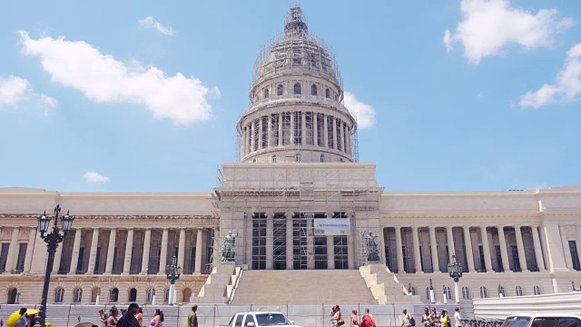 哈瓦那古巴国会大厦/ Capitolio修复/翻新。新古典主义和新艺术风格的大理石建筑，有楼梯和柱子。视频素材