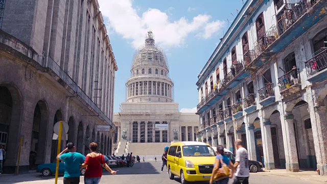 古巴哈瓦那的街道。Capitol / Capitolio修复/翻新。游客在散步。视频素材