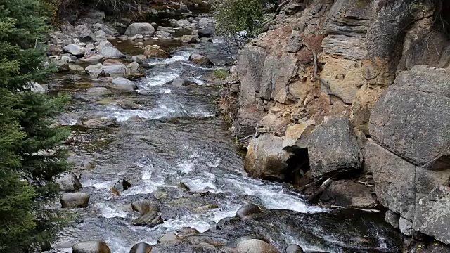 美丽的山流视频素材