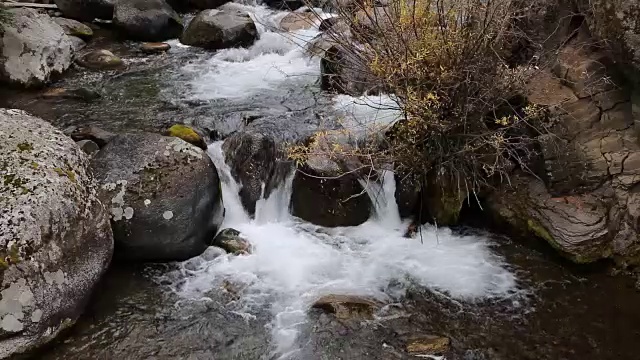 美丽的山涧瀑布视频素材