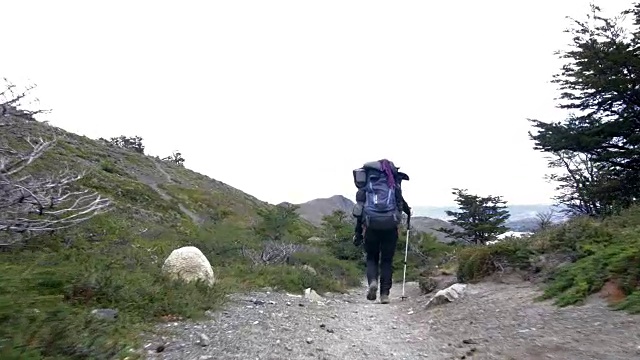 背着背包徒步旅行的女人视频素材