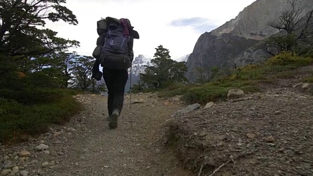 一个女人与山的风景徒步旅行的稳定的镜头视频素材