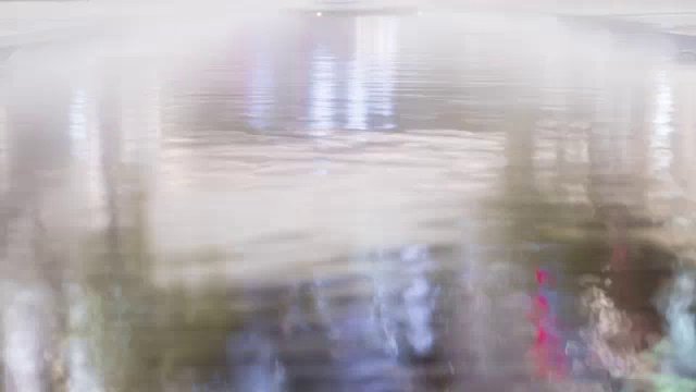 时间流逝:溪水的倒影视频素材