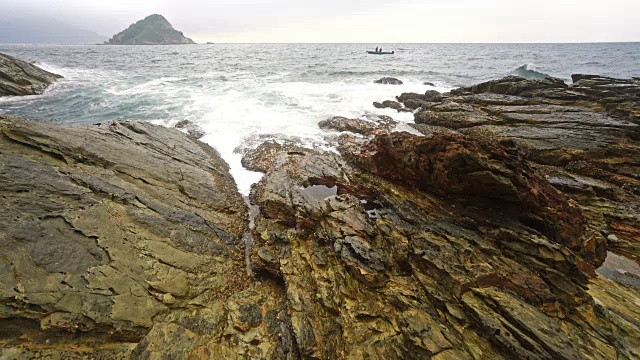 平静的海浪拍打着多岩石的海岸视频素材