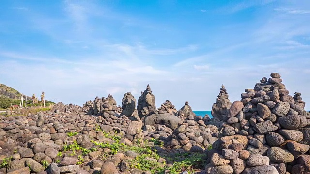 济州岛美丽的石滩在蓝天。间隔拍摄4 k视频素材