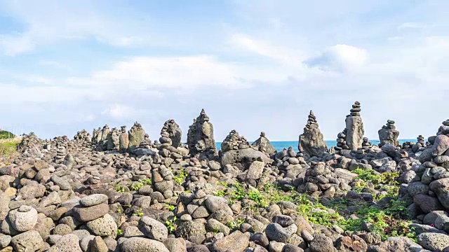 济州岛美丽的石滩在蓝天。间隔拍摄4 k视频素材