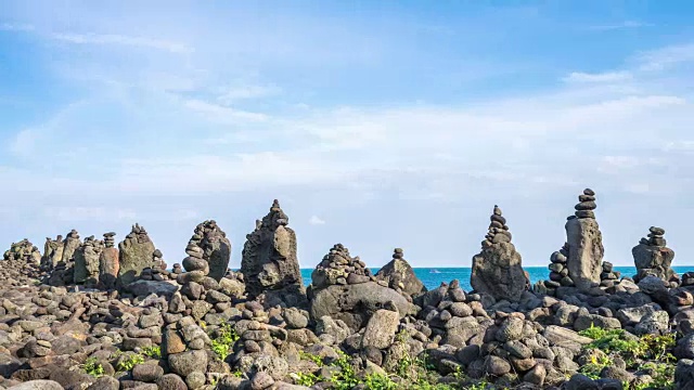 济州岛美丽的石滩在蓝天。间隔拍摄4 k视频素材