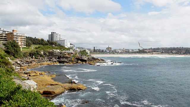 Bondi和Tamarama海滩海岸路径，澳大利亚悉尼视频素材