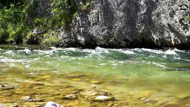 4k:有饮用水的山河视频素材