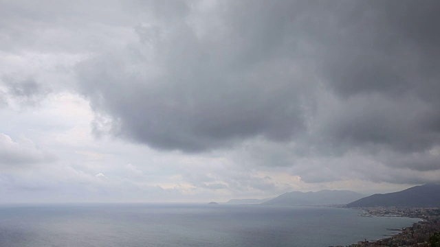 风暴云的时间流逝的观点建立在海上，山视频素材