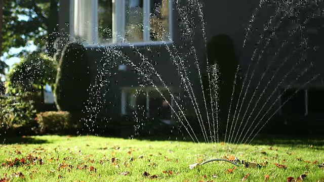 喷水装置在草地上喷水视频素材