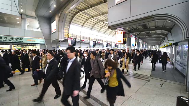 早上，JR品川站彩虹路通道拥挤的通勤场景。乘客通过彩虹路通道前往品川商业区。视频素材