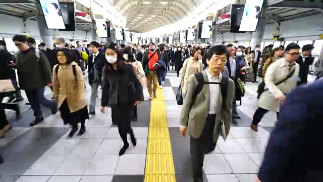 在JR品川站彩虹路通道，早上上下班的人群非常拥挤。JR品川站彩虹路的清晨通勤场景。视频素材