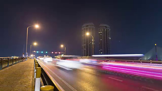 4K时间间隔:夜间桥上的交通车辆。视频素材