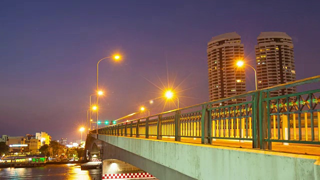 从白天到夜晚:夜间桥上的交通车辆。视频素材