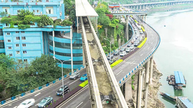 重庆河流附近的道路交通繁忙。间隔拍摄4 k视频素材