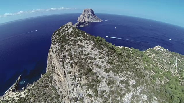 西班牙伊比沙岛的陆地、悬崖和大海的鸟瞰图视频素材