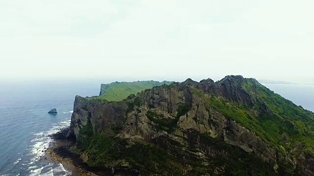 济州岛城山一chilbong(联合国教科文组织世界遗产)的航拍视频下载