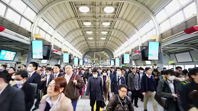 在JR品川站彩虹路通道，早上上下班的人群非常拥挤。JR品川站彩虹路的清晨通勤场景。视频素材