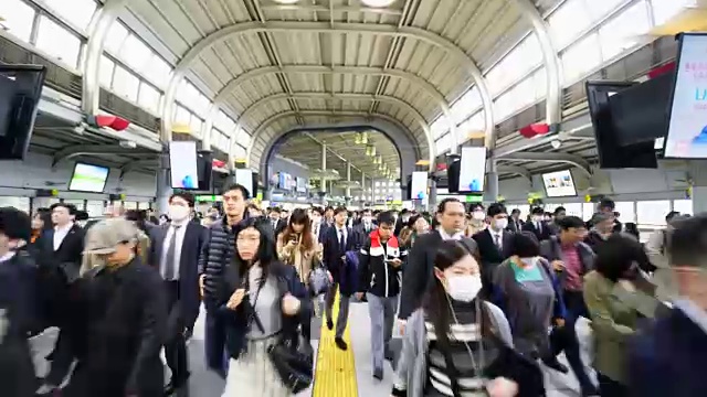 在JR品川站彩虹路通道，早上上下班的人群非常拥挤。JR品川站彩虹路的清晨通勤场景。视频素材