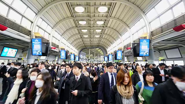 早上，JR品川站彩虹路通道拥挤的通勤场景。乘客通过彩虹路通道前往品川商业区。视频素材