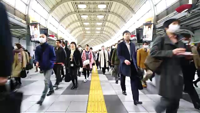 在JR品川站彩虹路通道，早上上下班的人群非常拥挤。JR品川站彩虹路的清晨通勤场景。视频素材