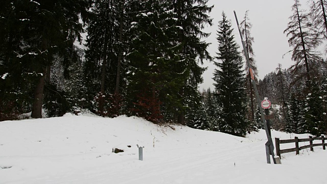 蒂洛尔山口白雪覆盖的景象视频素材