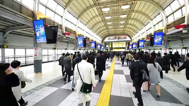 在JR品川站彩虹路通道，早上上下班的人群非常拥挤。JR品川站彩虹路的清晨通勤场景。视频素材