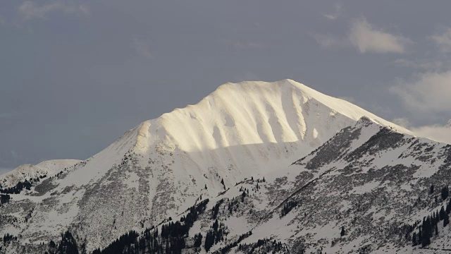 雪覆盖蒂洛尔阿尔卑斯山峰附近的黑特旺时间流逝视频素材