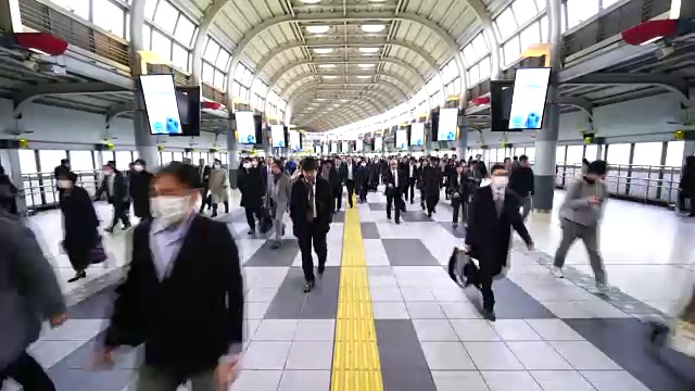 在JR品川站彩虹路通道，早上上下班的人群非常拥挤。JR品川站彩虹路的清晨通勤场景。视频素材