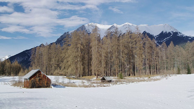 在holzletten之前，B189高速公路旁的雪域提洛尔景观视频素材