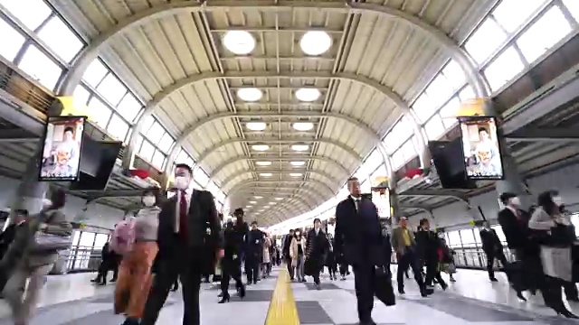 在JR品川站彩虹路通道，早上上下班的人群非常拥挤。JR品川站彩虹路的清晨通勤场景。视频素材