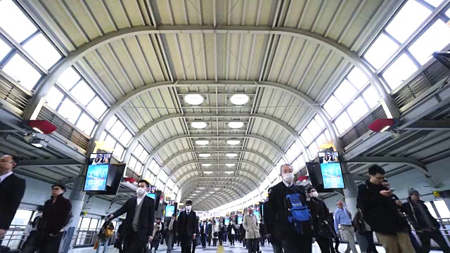 早上，JR品川站彩虹路通道拥挤的通勤场景。乘客通过彩虹路通道前往品川商业区。视频素材