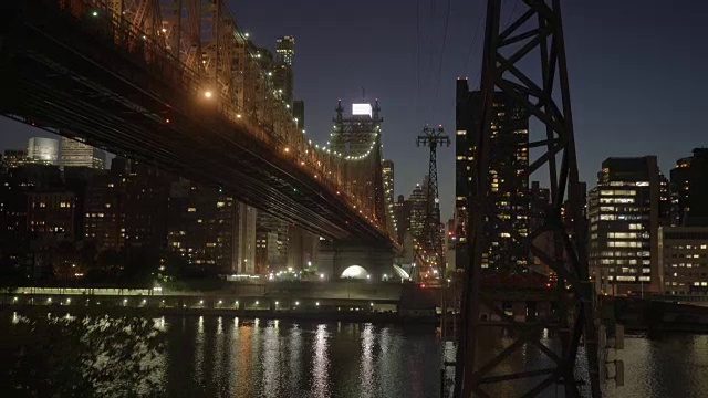 城市鸟瞰图和桥河夜景。照亮城市风景视频素材