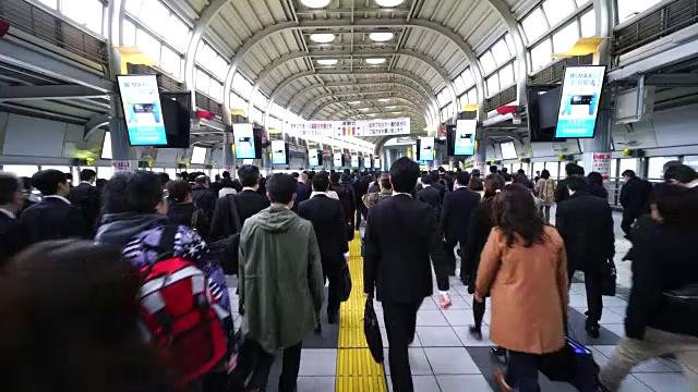 早上，JR品川站彩虹路通道拥挤的通勤场景。乘客通过彩虹路通道前往品川商业区。视频素材