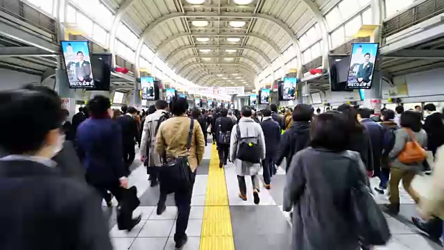 在JR品川站彩虹路通道，早上上下班的人群非常拥挤。JR品川站彩虹路的清晨通勤场景。视频素材