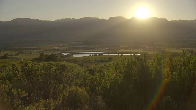 WS PAN的日出山谷和山脉与Fynbos / Franschhoek，西开普，南非视频素材