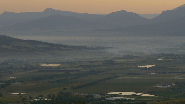 清晨雾蒙蒙的Stellenbosch山谷与远处的山脉和Fynbos / Franschhoek，西开普，南非视频素材