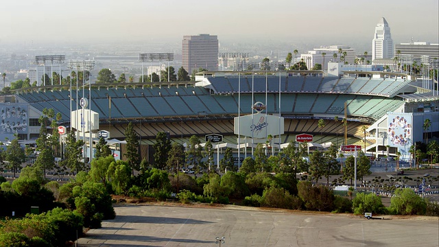 MS Dodger体育场与洛杉矶市政厅的背景，红色R3D 4K, 4K, 4KMSTR视频素材